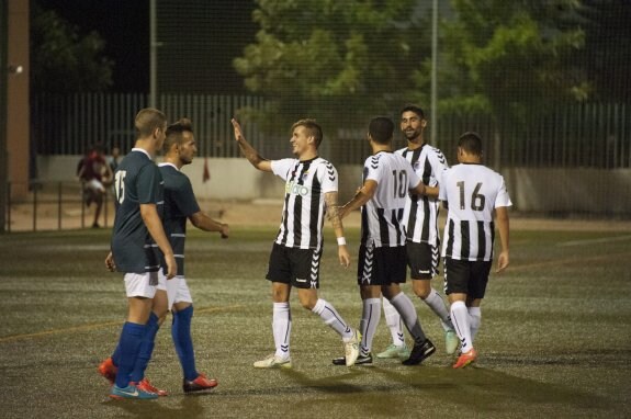 Abraham Pozo celebra uno de sus goles ante el Deportivo. :: pakopí