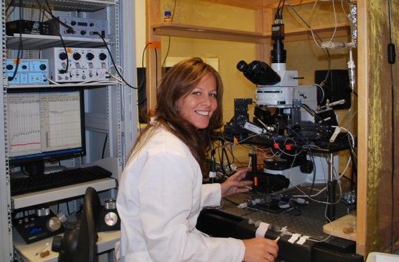 Marta Navarrete, en el laboratorio donde investiga el comportamiento de las células cerebrales. 