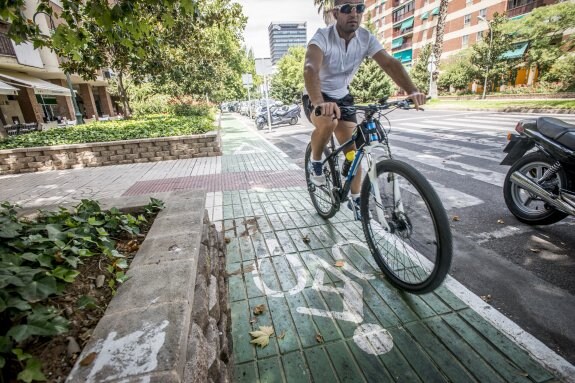 Un ciclista pasa por el tramo trazado en Sinforiano. :: J. V. Arnelas