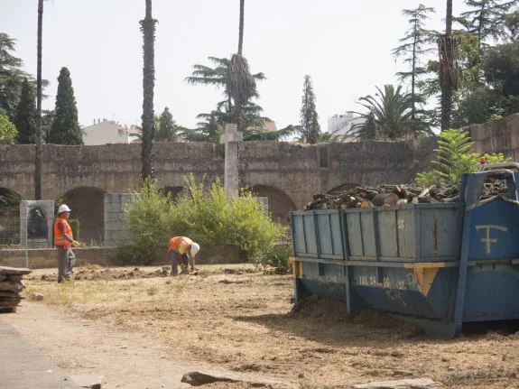 Los obreros limpiando la zona de la obra durante la mañana de ayer. :: pakopí