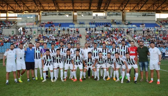 Primera foto de familia del CD Badajoz esta temporada ante una grada que reunió a unos 1.200 aficionados. :: casimiro moreno