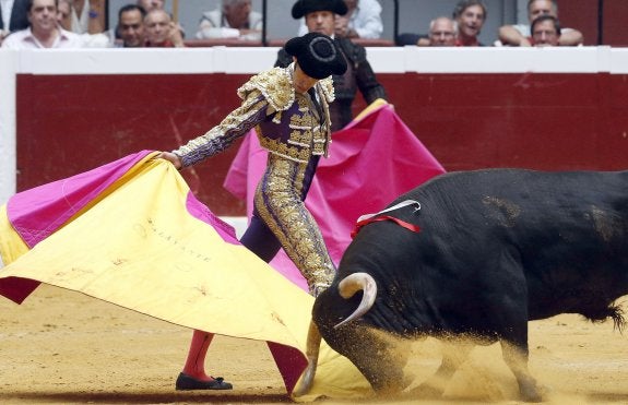 Alejandro Talavante da un pase a su segundo de la tarde. :: efe