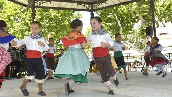 Un grupo de niños baila en el templete de San Francisco en Badajoz, durante el XI Festival Folklórico Nacional Infantil de la ciudad