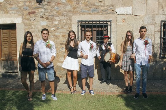 Jóvenes de Pinofranqueado en la presentación de La Enramá, ayer en el Palacio de Carvajal. :: m. núñez.