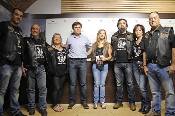 Miembros del Moto Club Buitres Leonaos junto a Fernando Grande, durante la presentación, ayer.:: m.n.