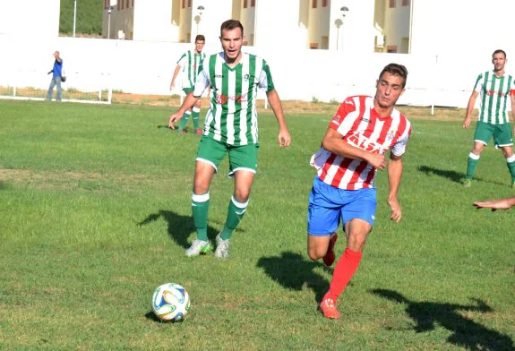 Cristo pelea un balón en el partido contra el Valdivia. :: a.c.