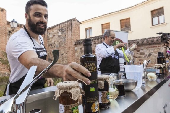 Huecco y el cocinero Manuel Espada, ayer en el Palacio de Carvajal. :: jorge rey