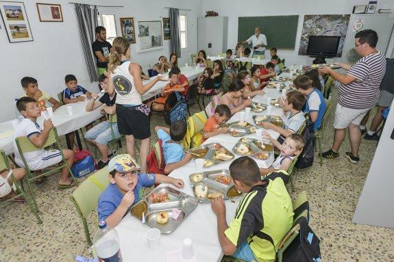 Los niños del comedor de verano del Gurugú tomando el menú. :: hoy