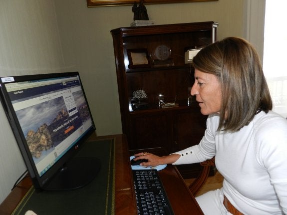 Elena Nevado, en el momento de su votación. :: hoy