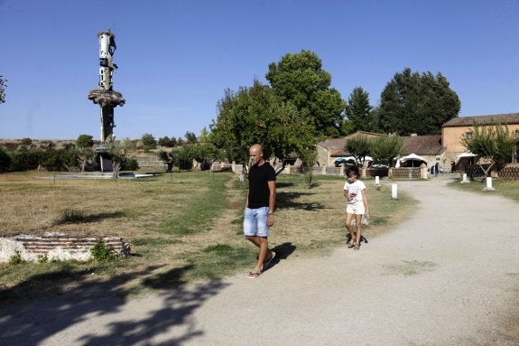 Instalaciones exteriores del Museo Vostell en Malpartida de Cáceres, en la zona de Los Barruecos. :: LORENZO CORDERO