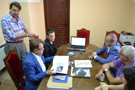 Víctor del Moral muestra el proyecto a Alfredo Aguilera en 2014. :: hoy