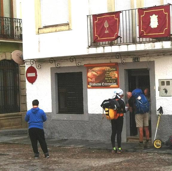 Plazuela de Santiago, con una señal del Camino de Santiago que indica la dirección equivocada. :: salvador guinea