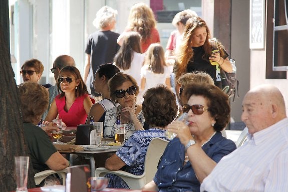 Una terraza en Cáceres, ciudad en la que hay 3.737 mujeres más que hombres. :: Marisa núñez