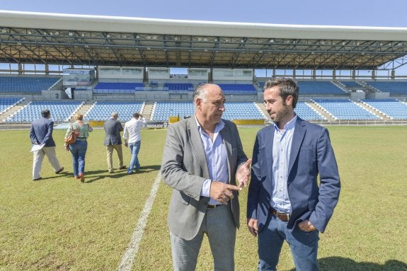 Sancho Bejarano charla con Jorge Vilda sobre el césped del Nuevo Vivero. :: j. v. arnelas