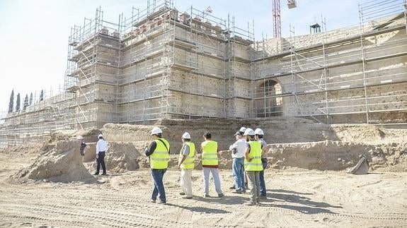Exterior de la muralla junto al puente del Alpéndiz. 