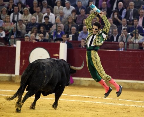 El 'Ciclón de Jerez' coloca un par de banderillas al primero de su lote de ayer en Zaragoza. :: efe