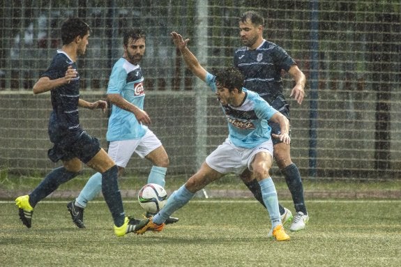 Arrabal y Boby, del Deportivo Pacense, en el choque del domingo ante el Coria. :: J. V. A.