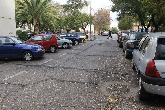 La calle Mulhacén lleva ocho años sin pintarse, según la asociación de vecinos. :: m. núñez