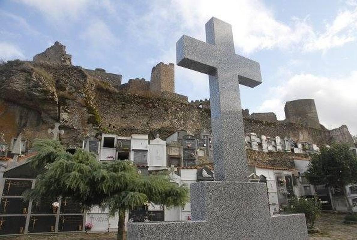 El cementerio de Montánchez se sitúa en la ladera del castillo de origen árabe:: 