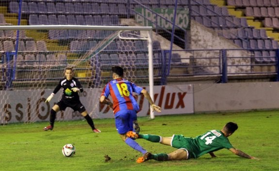 Dieguito, autor ayer de dos goles, ante el meta del Díter Ímola. :: alberto lorite