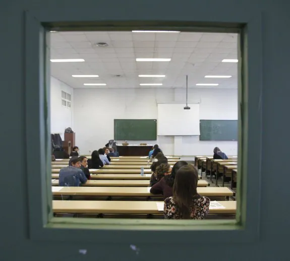 Aspirantes a una plaza fija en el SES, en un examen de la última oposición. :: hoy