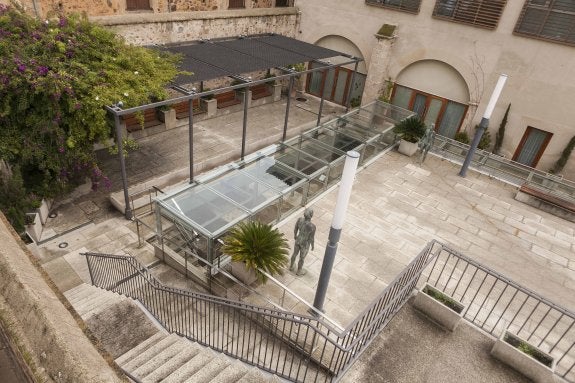 Patio del Palacio de Mayoralgo. Bajo la estructura de cristan están los restos romanos.