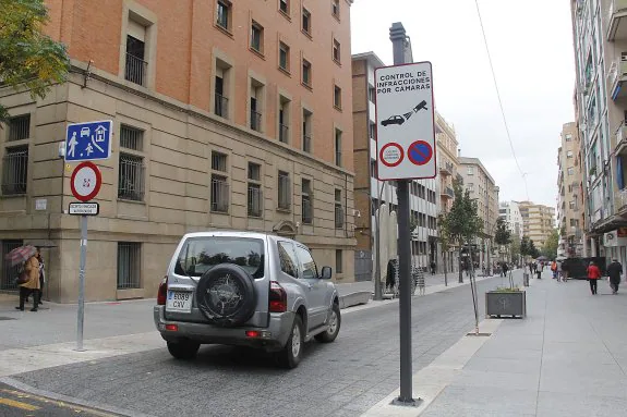 En San Pedro de Alcántara, abierta como peatonal en marzo, sólo pueden entrar vehículos de residentes para entrar o salir de los garajes. 