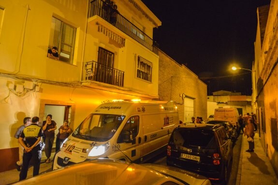 La ambulancia que atendió al herido en la calle Barcarrota. Al fondo, el almacén. :: j. v. arnelas