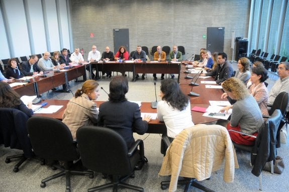 Reunión de la Mesa General de Negociación de la Junta de Extremadura ayer en Mérida. :: brígido