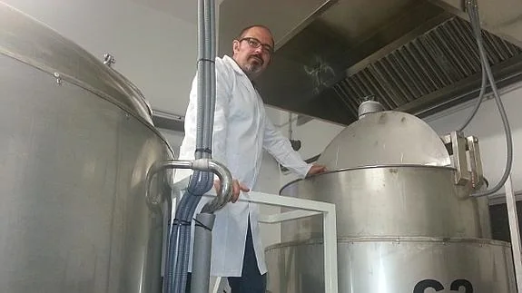 José Severiano Fernández de la Cruz, en su pequeña fábrica de cerveza artesana de Villanueva de la Serena. 