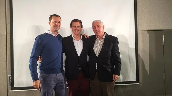 José Antonio García (izquierda) y Cecilio Serrano(derecha), junto a Albert Rivera esta semana en Cáceres