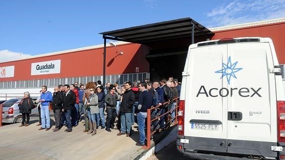 Trabajadores en la puerta de la cooperativa