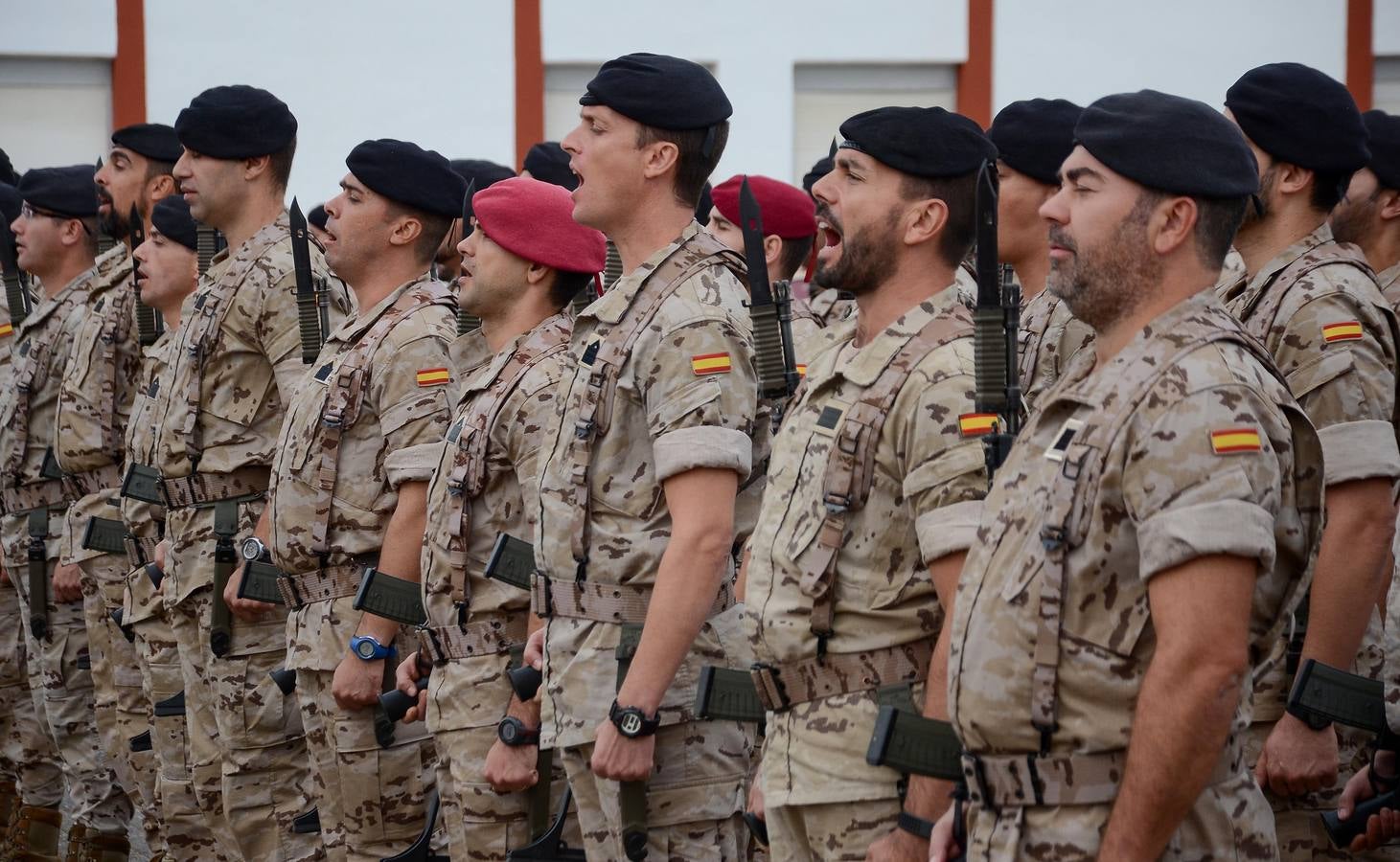 Militares extremeños de la base General Menacho de Bótoa, unos días antes de volar hasta Malí:: HOY