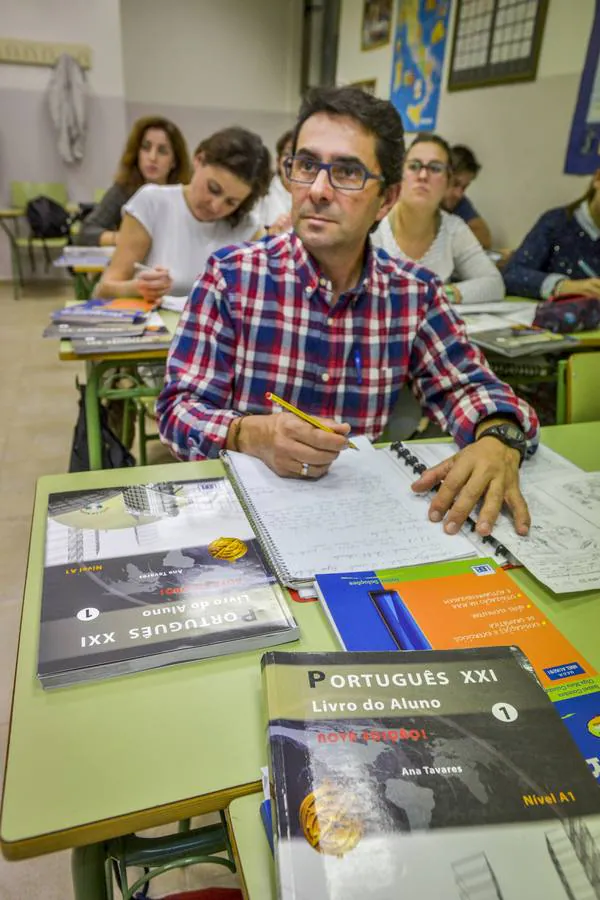 Alumnos de portugués de la Escuela Oficial de Idiomas en Badajoz. 