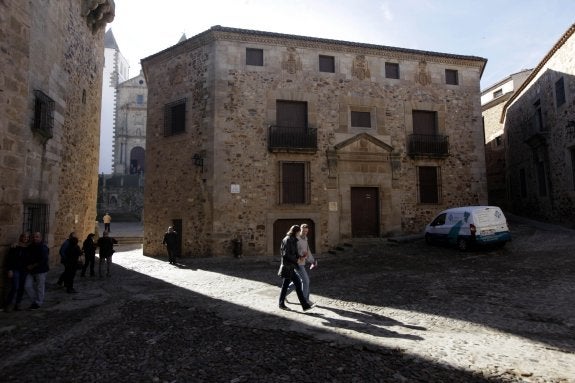 Edificio situado en el 6 de la Plaza de lo Golfines, antigua sede de la Unidad de Carreteras. :: l. cordero