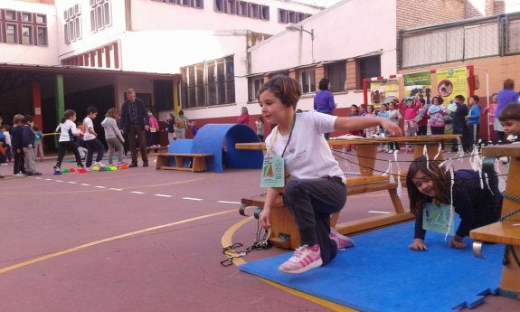 Los niños realizaron un circuito en el patio del colegio. :: hoy