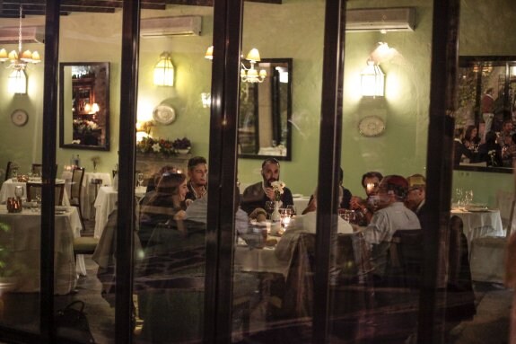 Salón del restaurante Torre de Sande, fotografiado desde el patio al anochecer. :: Jorge Rey