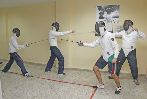 Cuatro tiradores practican en el Colegio Mayor San José de Cáceres