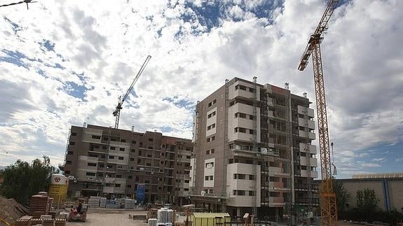 Este año se habrán empezado a construir más de 700 viviendas en la región y se acabarán unas 400:: HOY