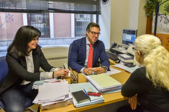Beatriz Guiberteau y Juan Carlos Pozo, en la oficina de mediación del Colegio de Abogados. :: j. V. Arnelas