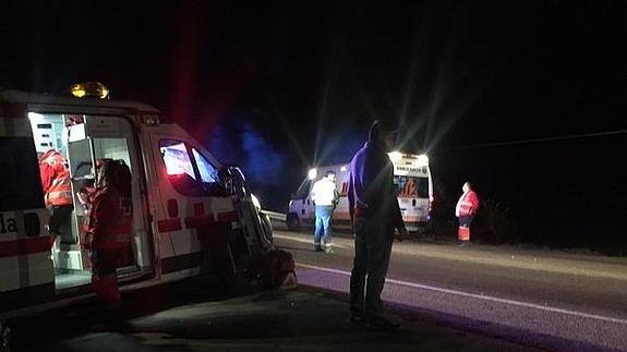 El accidente de tráfico registrado en la tarde de ayer en la carretera de Olivenza se saldó con tres personas heridas una de ellas de carácter grave