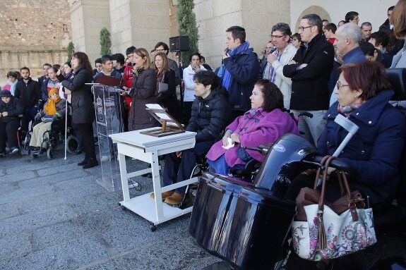 Un momento de la lectura del manifiesto. :: marisa núñez