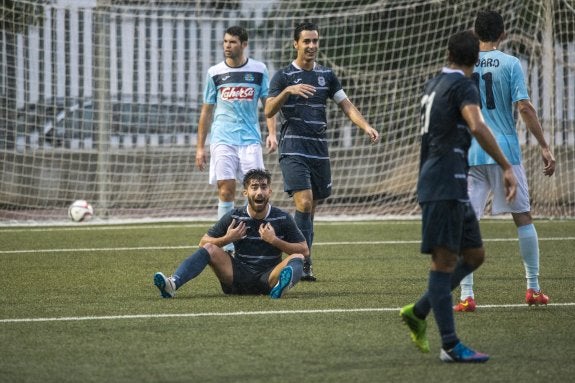 Sito protesta desde el suelo en el encuentro entre Deportivo y Coria, en Badajoz. :: hoy