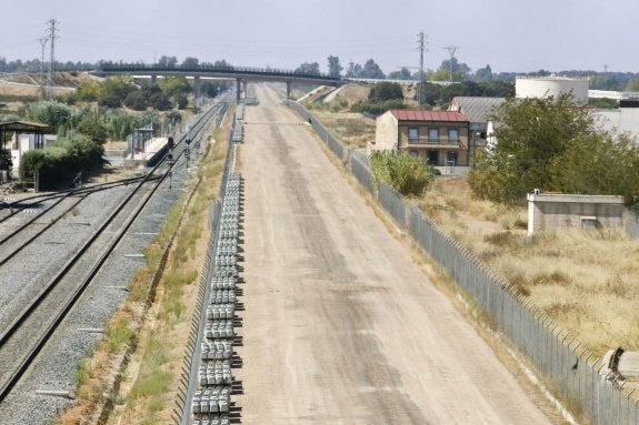 El AVE. El PP defiende que es el partido que más ha invertido y el PSOE, que lo impulsó, pero la realidad es que acumula un retraso exagerado. :: HOY