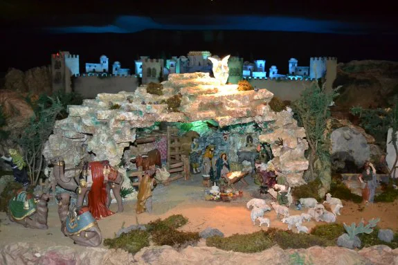 Escena de la adoración de los Reyes Magos del belén monumental de Santa Ángela de la Cruz. :: p. díaz