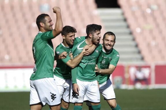 Los serones celebran uno de los dos goles anotados ayer en Granada. :: Pepe Villoslada