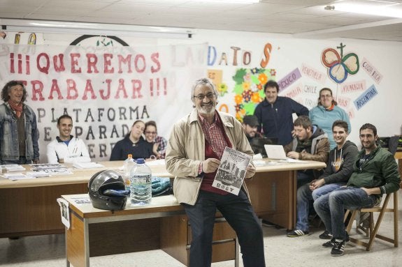 El párroco Florentino Escribano, más conocido como Tino, anoche con algunos de los encerrados. :: j. rey