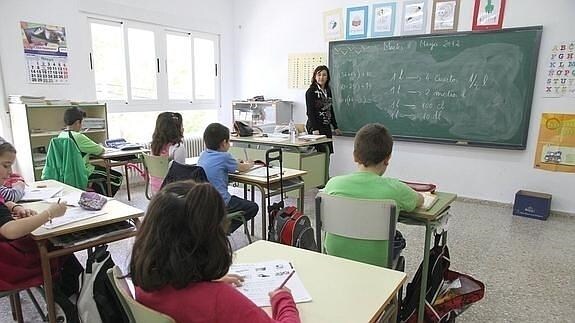 Una maestra imparte clase en un colegio público de Extremadura 