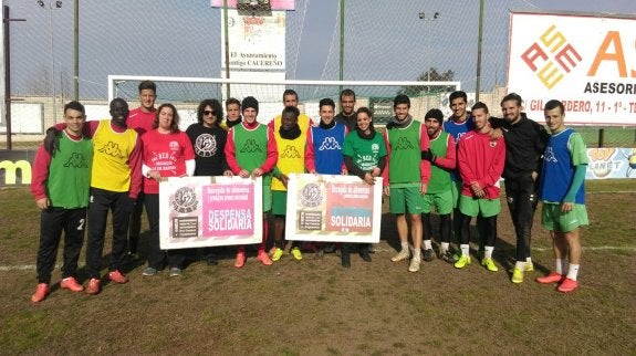 Los jugadores posan con algunos voluntarios de RSP. :: HOY