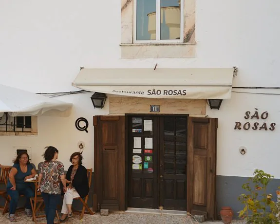 Fachada del restaurante São Rosas, en lo alto de Estremoz, junto al castillo. :: E.R.